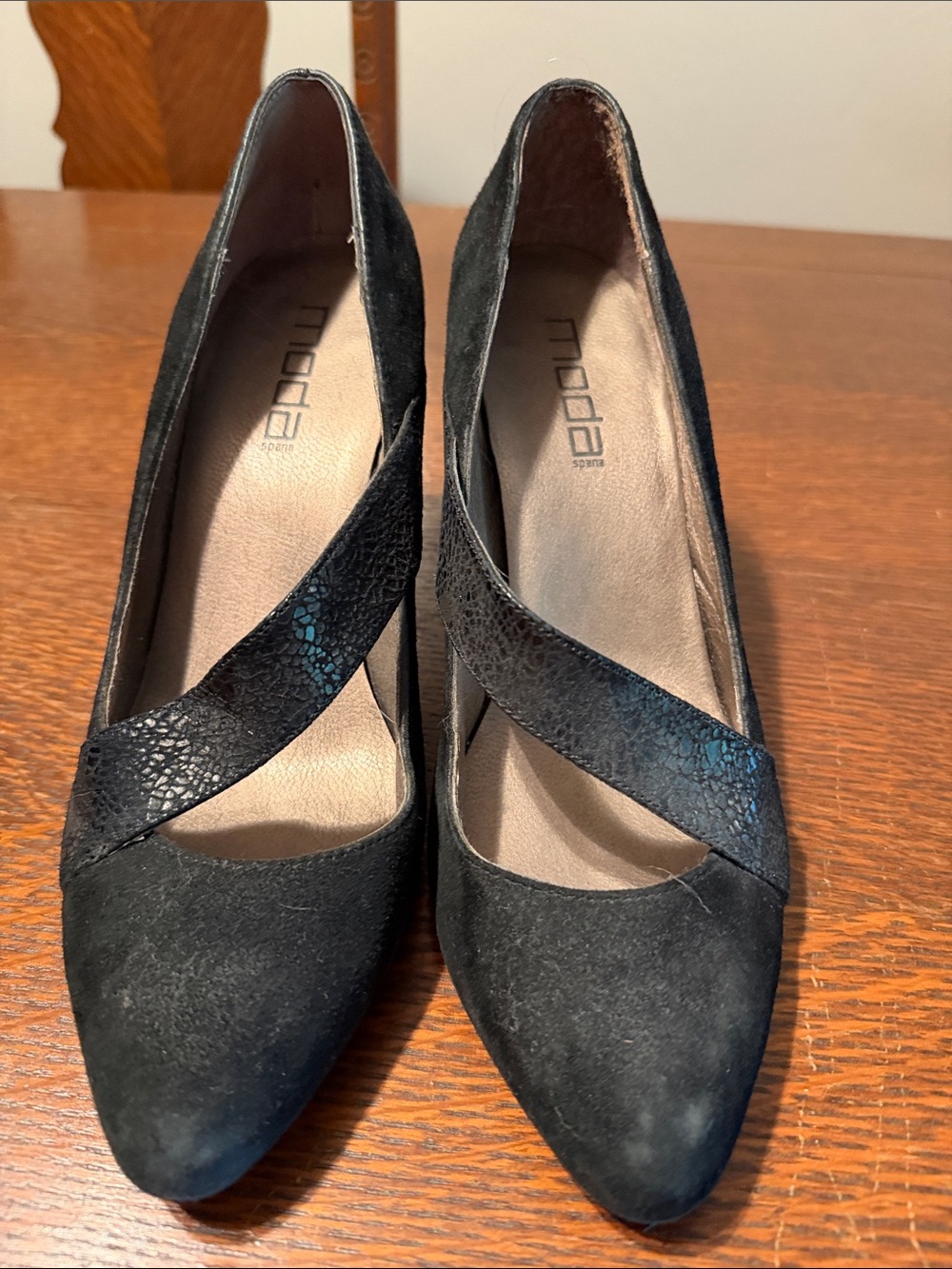 Moda Black Suede Pointed-Toe Pumps with Textured Cross Strap